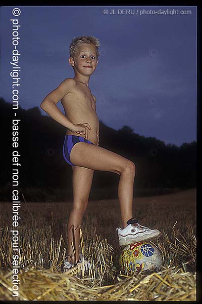 petit garon et son ballon - little boy and his ball